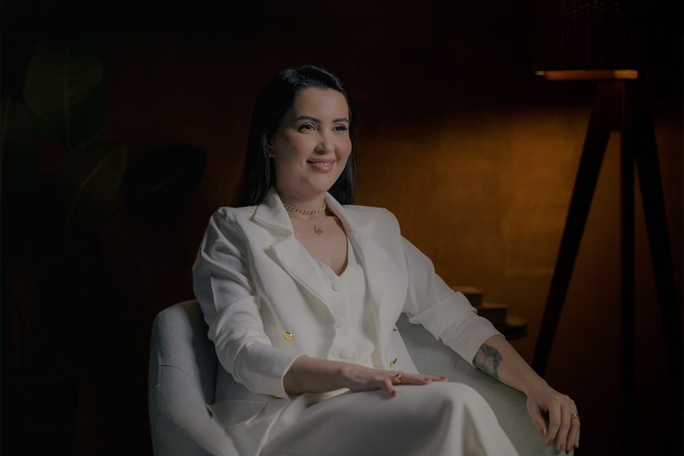 Rebecca Holanda participa do Biografia© Documentário e mostra como transformou a estética facial em propósito de vida