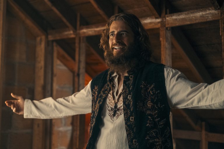 Jesus Revolution (2023): quando o espírito da juventude virou fé em movimento