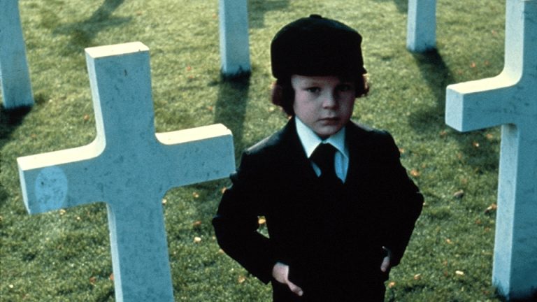 O Presságio: clássico do terror transforma a figura infantil em símbolo do medo apocalíptico