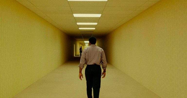 Backrooms: Um Não-Lugar leva fenômeno da internet aos cinemas com terror psicológico sobre isolamento e realidade